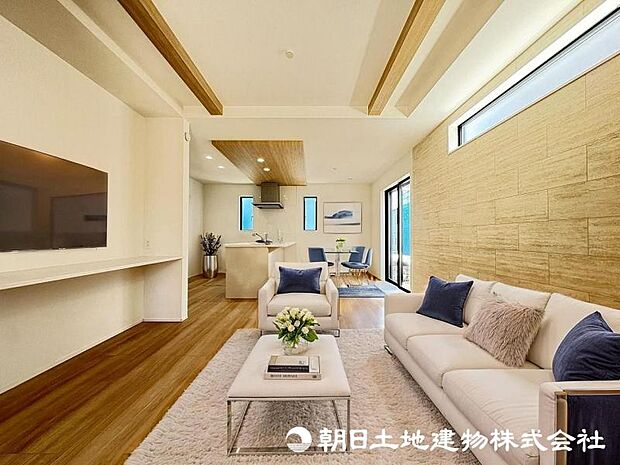 <リビング>折り上げ天井&アクセントクロスがあるお洒落なリビングでお寛ぎいただけます。