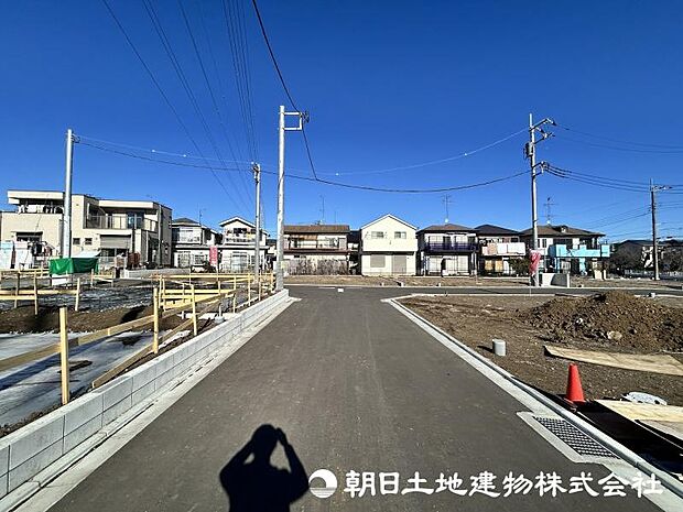 ＜現地＞交通量の少ない幅員5ｍ道路に面して安心いただけます。