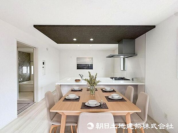＜ダイニング＞お料理好きの奥様に喜んでいただけるオープンキッチンも魅力です。（家具イメージ）