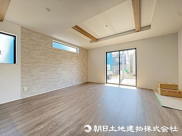 <リビング>南向きの大きな窓がある明るいリビング空間です。