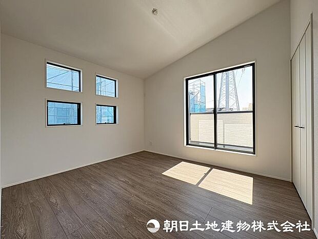 <主寝室>勾配天井で開放感のある主寝室6.7帖です。