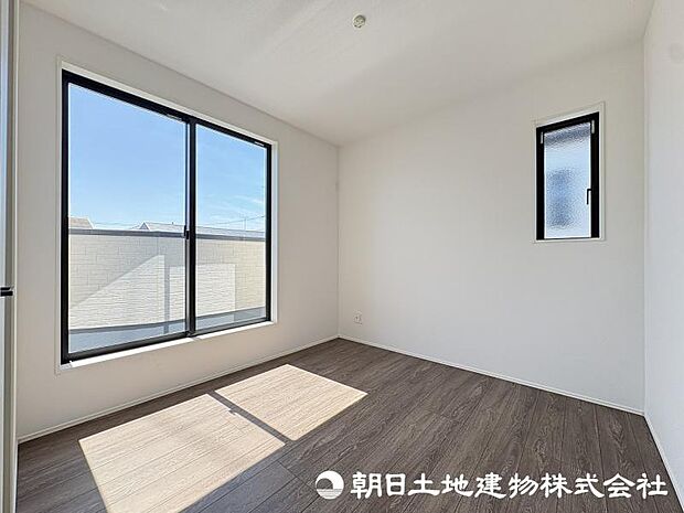 <洋室>バルコニーに面した明るい洋室5帖です。