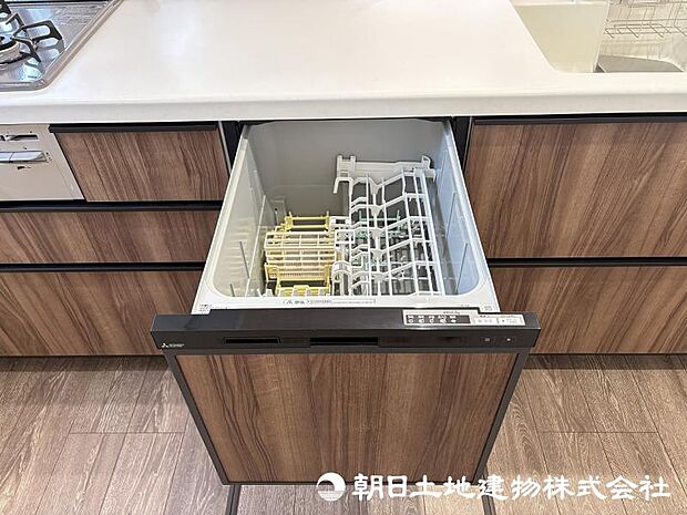 <キッチン>ご家族5人分の食器類を洗浄できる容量のビルトイン食器洗浄機付です。