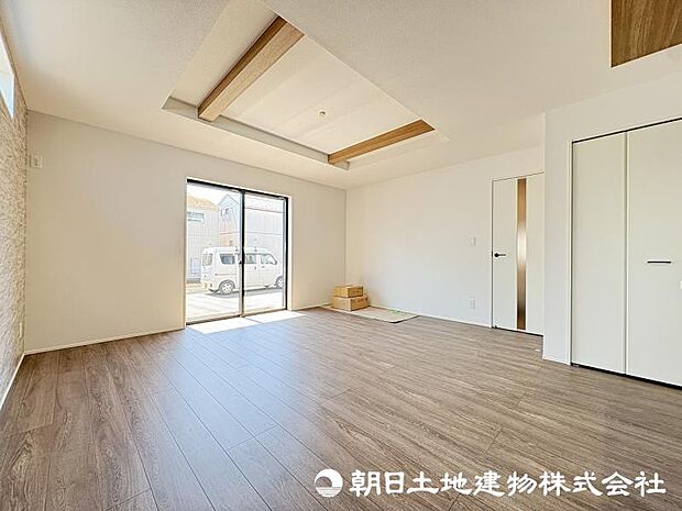 <リビング>折り上げ天井&アクセントクロスのあるお洒落なリビングでお寛ぎいただけます。