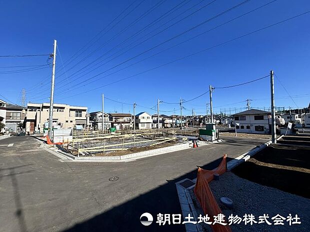 ＜現地＞開発分譲地内の幅員5ｍ道路に面して車のすれ違いもできます。