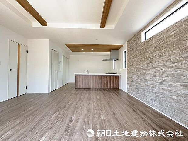 <ダイニング>対面キッチン前の広いダイニングスペースでお食事を召し上がっていただけます。