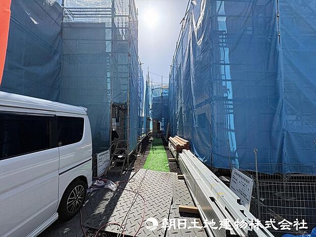 <現地>交通量の少ない道路に面していますので安心いただけます。