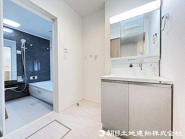 ＜洗面台＞すっきりと収納ができる三面鏡タイプの洗面台です。
