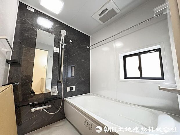 ＜浴室＞1坪タイプの広いユニットバスです。