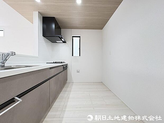 ＜キッチン＞冷蔵庫や食器棚を置いても広い家事スペースを確保しています。