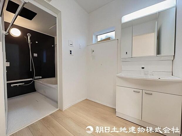 ＜洗面室＞キッチン横から使え家事動線がスムーズです。