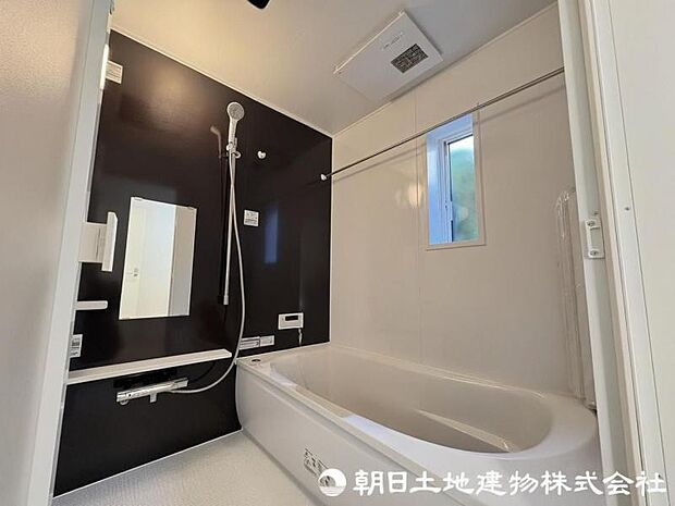 ＜浴室＞1坪タイプの広いユニットバスです。