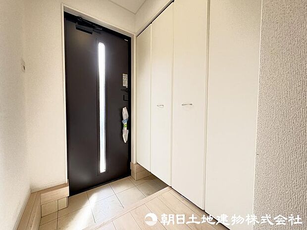 ＜玄関＞靴をすっきりと整理整頓できるシューズボックスも便利です。