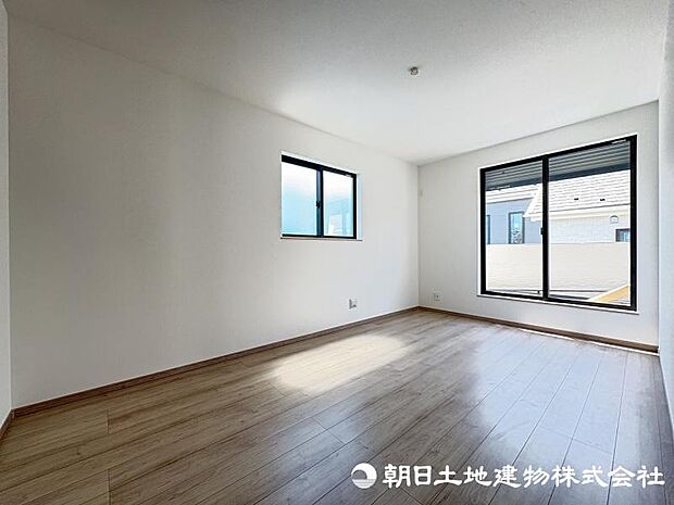 <寝室>バルコニーに面した明るい寝室7.5帖です。