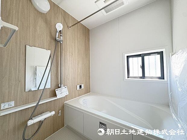 <浴室>1坪タイプの広いユニットバスでお寛ぎいただけます。