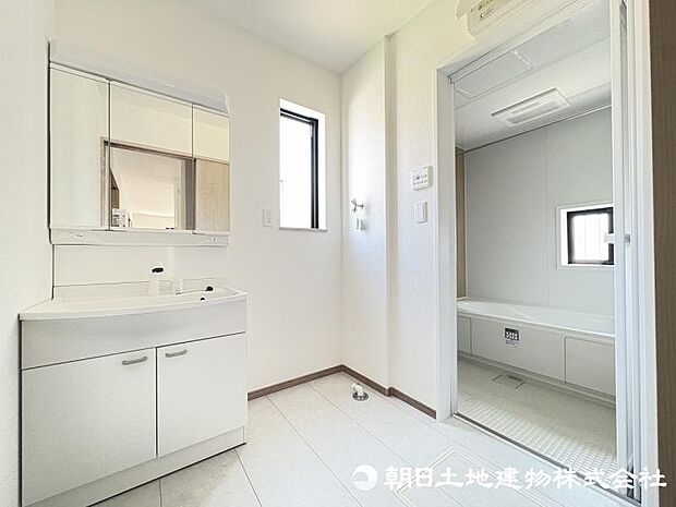<洗面室>キッチン背面から使え家事動線がスムーズです。
