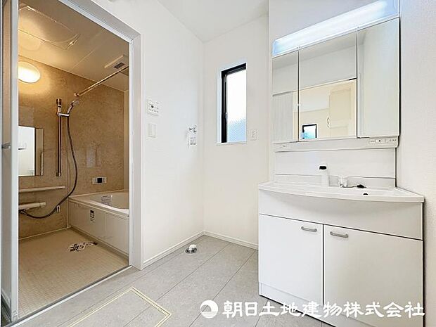 <洗面室>キッチンや洗面室、浴室が1階に集中している使いやすい間取りです。