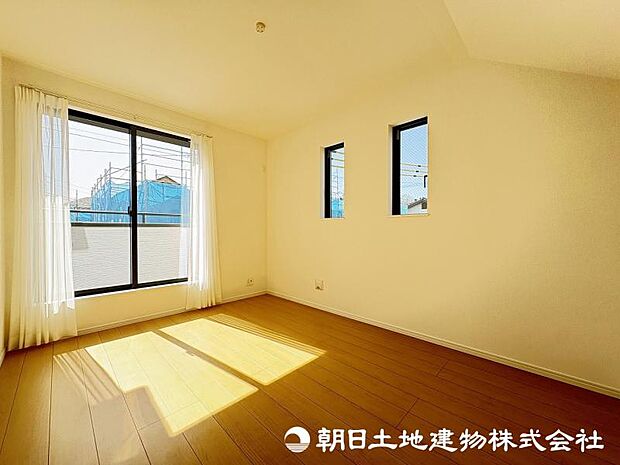 <洋室>南西向きのバルコニーに面した明るい洋室6帖です。