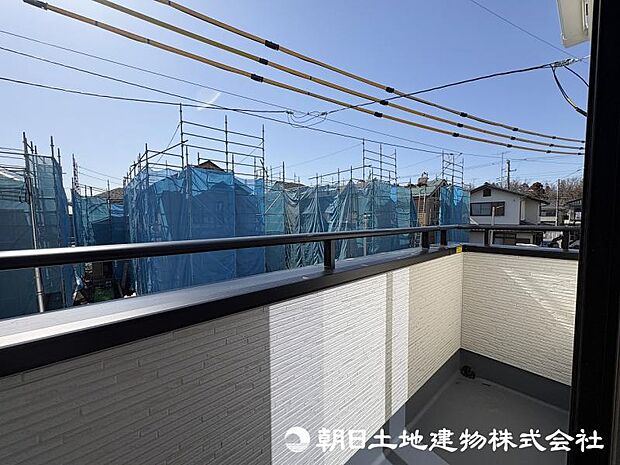 <バルコニー>南西向きで陽当たり良好です。