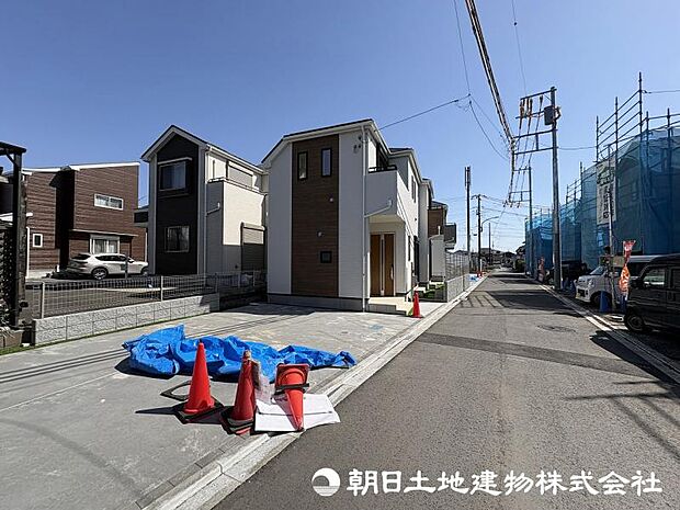 <外観>南西道路に面して陽当たり良好&カースペース3台駐車可能です。