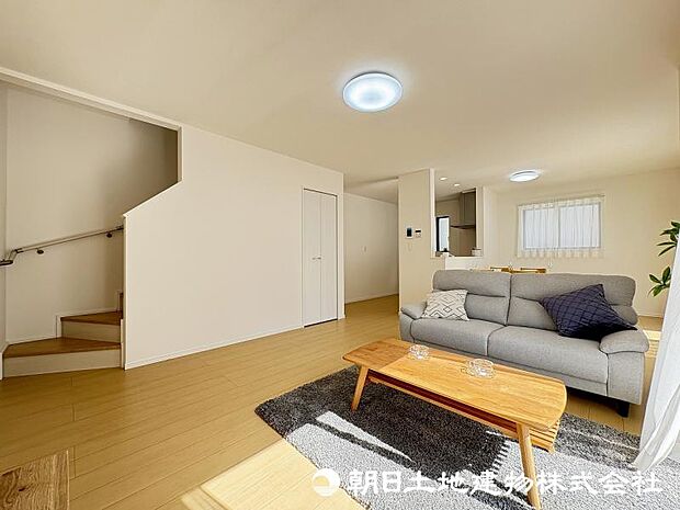 <リビング>お子様の顔が見えるリビングイン階段も魅力です。