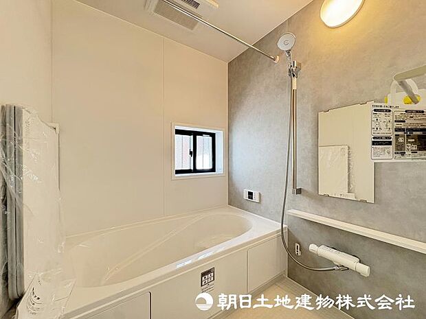 <浴室>1坪タイプの広いユニットバスです。