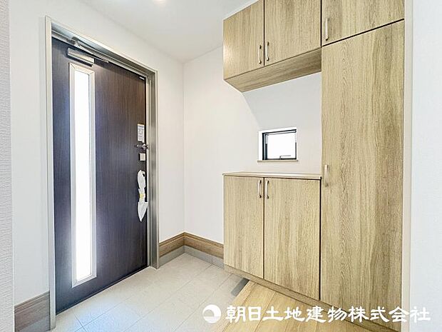 <玄関>靴をすっきりと収納できるコの字型のシューズボックス付きです。