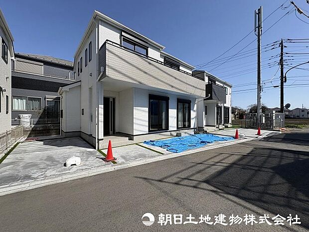 <外観>南西道路に面して陽当たり良好&カースペース2台駐車可能です。