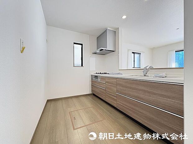 <キッチン>冷蔵庫や食器棚を置いても広い家事スペースがあります。