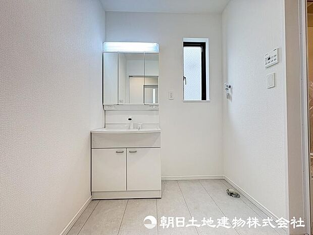 <洗面台>すっきりと収納ができる三面鏡タイプの洗面台です。