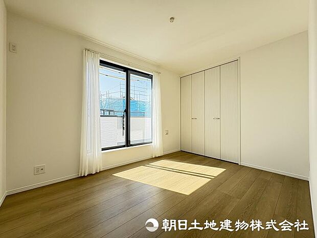 <洋室>バルコニーに面した明るい洋室6帖です。