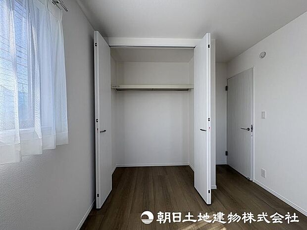 <収納>各洋室にクローゼットがありお洋服をすっきりと収納できます。
