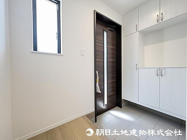 <玄関>靴をすっきりと収納できるコの字型のシューズボックス付きです。