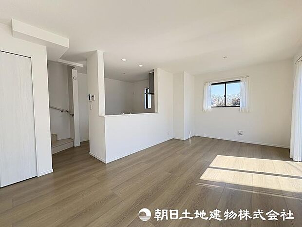 <ダイニング>対面キッチン前の広いダイニングスペースでお食事を召し上がっていただけます。