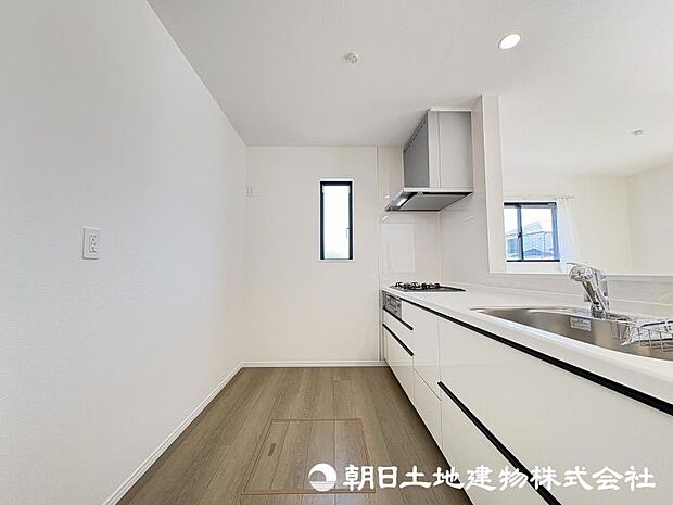 <キッチン>広い家事スペースを確保していますので、ご夫婦でのお料理もお楽しみいただけます。