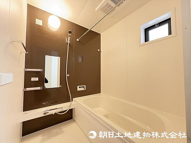 <浴室>1坪タイプの広いユニットバスです。