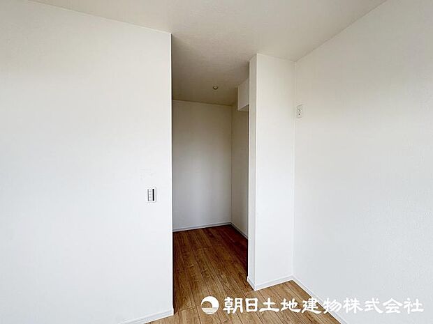 <収納>ご夫婦で使えるウォークインクローゼットも便利です。
