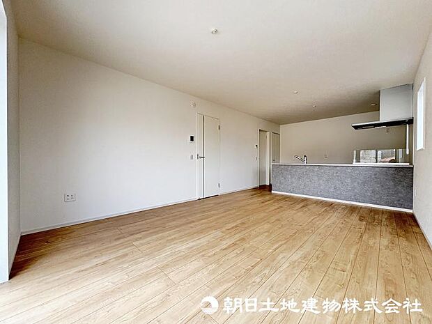 <ダイニング>対面キッチン前の広いダイニングスペースでお食事を召し上がっていただけます。