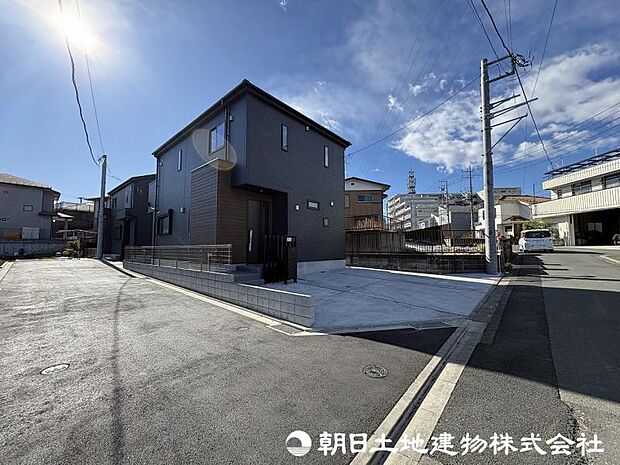 ＜外観＞交通量の少ない住宅地内で小さいお子様がいらっしゃるご家族様にも安心いただけます。