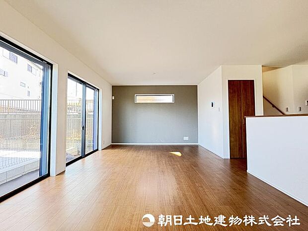 ＜リビング＞三方向に窓がある三面採光の明るいＬＤＫ17帖です。