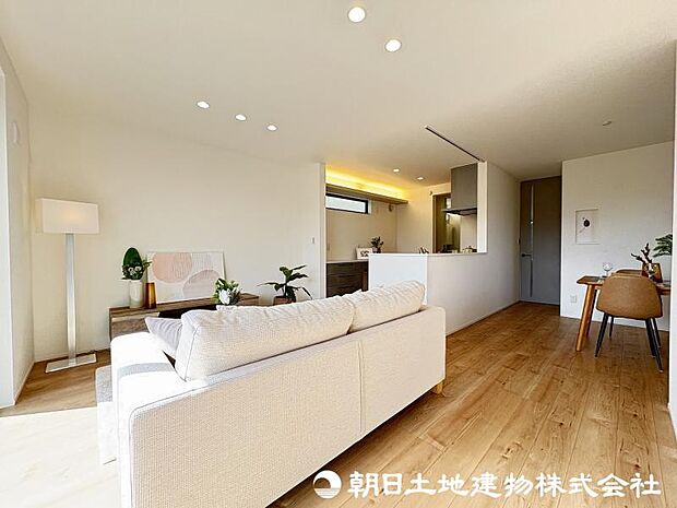 ＜リビング＞お子様の顔が見えるリビングイン階段も魅力です。