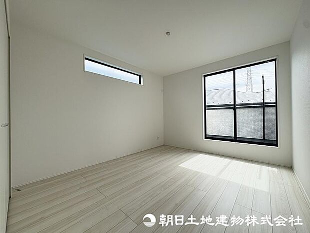 <主寝室>バルコニーに面した明るい主寝室7.5帖です。