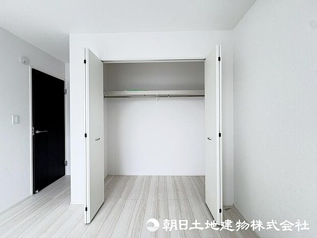 <収納>各洋室にクローゼットがありお洋服をすっきりと収納できます。