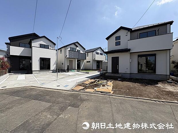 <外観>南側が隣地カースペースで陽当たり良好です。