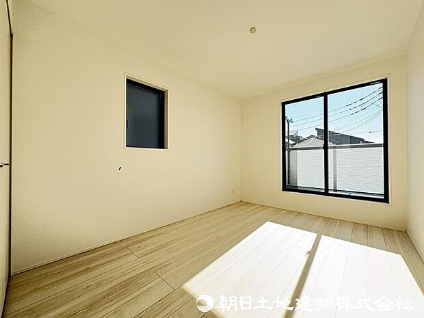 ＜洋室＞バルコニーに面した明るい洋室6.5帖です。