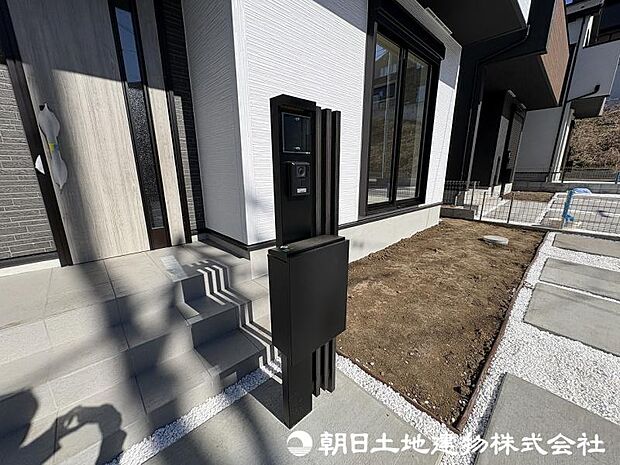 ＜機能門柱＆お庭＞ポストやインターフォンが一体のスリムな機能門柱とお庭もあります。