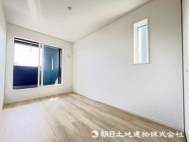 ＜洋室＞バルコニーに面した明るい洋室5.5帖です。