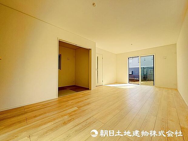 ＜リビング＞南西向きの明るいＬＤＫ17.5帖でお寛ぎいただけます。