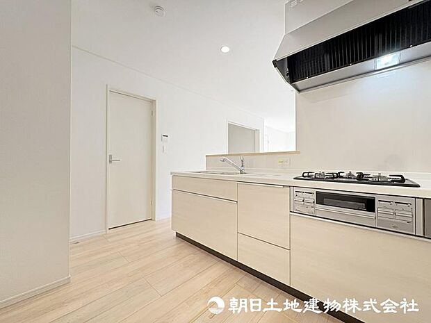 ＜キッチン＞お料理中も会話が弾む対面キッチンです。