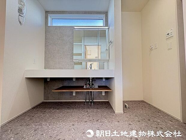 ＜洗面台＞フルフラットカウンターで物が置きやすいオープンサニタリーです。